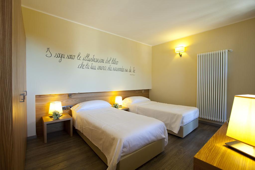 Harmony Suite Hotel Selvino Bilik gambar