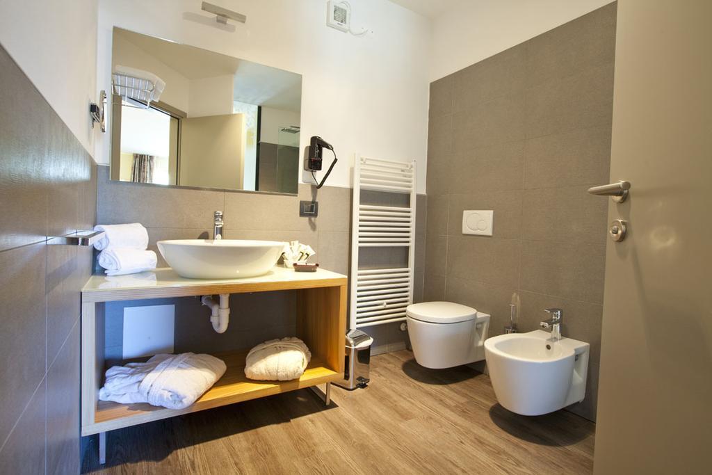 Harmony Suite Hotel Selvino Bilik gambar